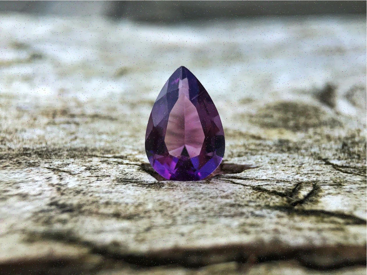 Piedras y lupa de gemólogo
